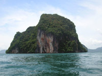 Krabi Bay - spectacular limestone outcrop jut vertically from the sea
