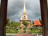 Wat Chalong - bright colours under  a gloomy sky